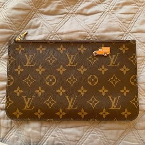 Authentic Louis Vuitton clutch / wristlet